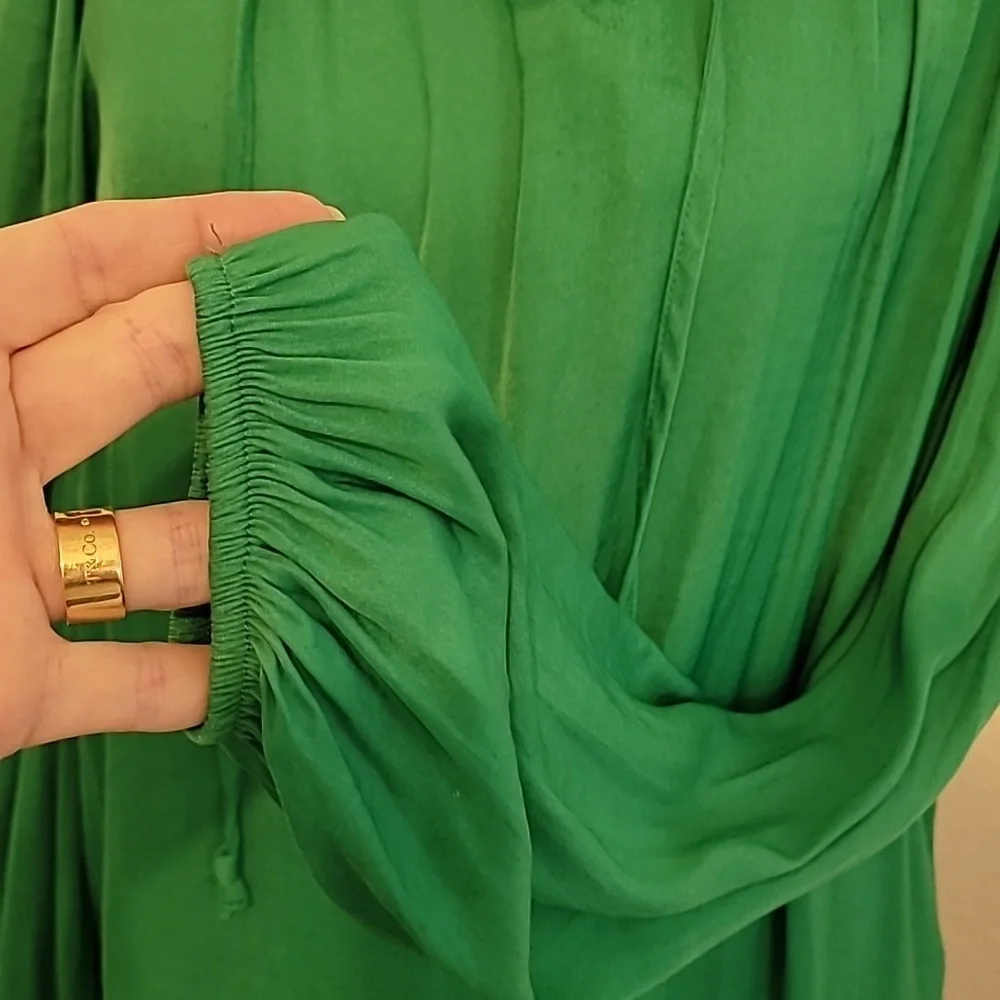 Elegant Green Blouse with Ruffled Neckline - Picture 4 of 5